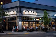 黄昏时分，从10桶酿造公司外部拍摄，捕捉热闹的街道氛围