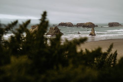 Free Experience the dramatic rock formations and serene ocean views at Bandon Beach, Oregon. Stock Photo