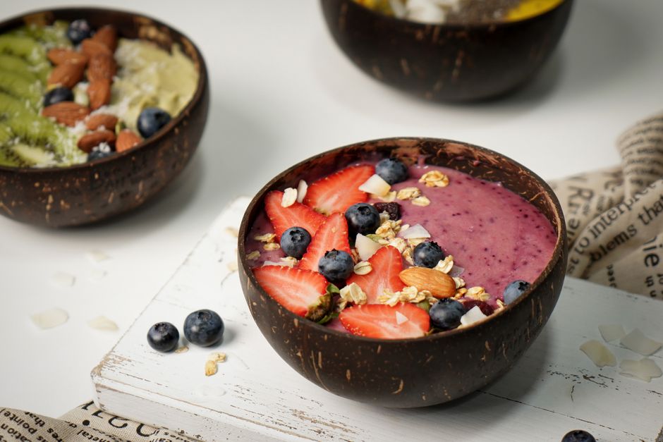 Delicious and colorful smoothie bowl with berries, almonds, and granola, perfect for a healthy breakfast.