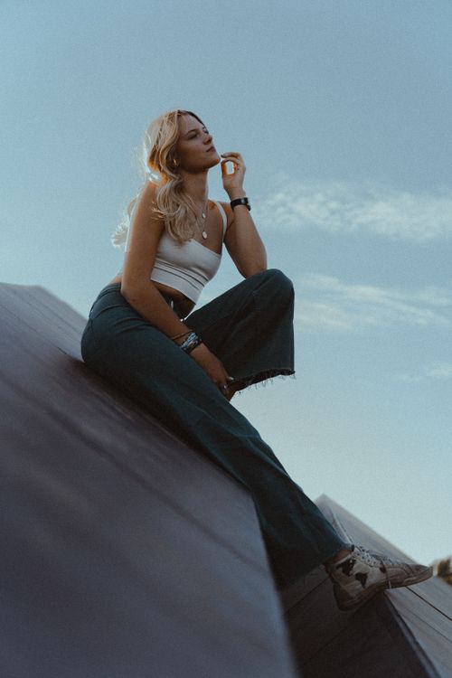 Free Trendy blonde woman posing outdoors, exuding confidence and style. Stock Photo
