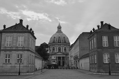 Immagine gratuita di architettura, bianco e nero, cielo nuvoloso