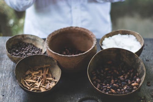 テーブルの上の5つの茶色のボウル