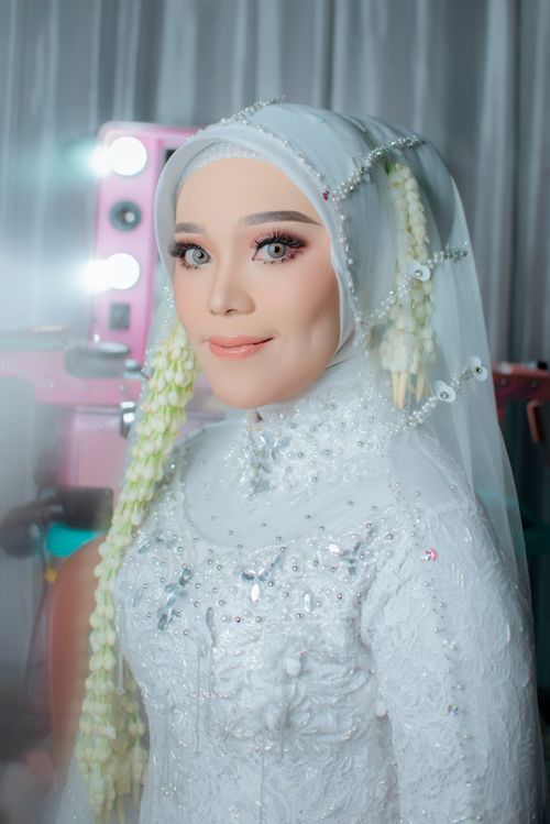 Free Beautiful Indonesian bride in traditional attire, smiling gracefully indoors. Stock Photo