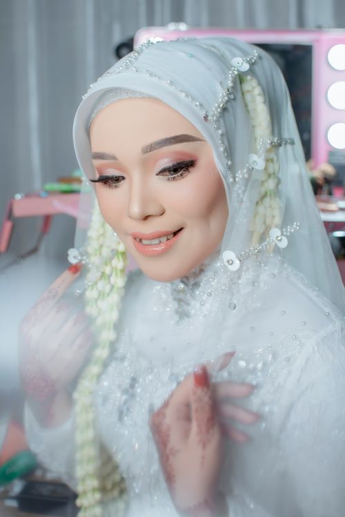 Free A close-up portrait of an elegant bride wearing a beautifully adorned hijab, enhancing her natural beauty. Stock Photo