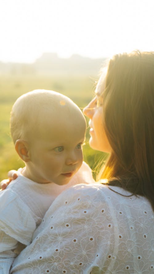 Foto profissional grátis de bebê, carregando, criança