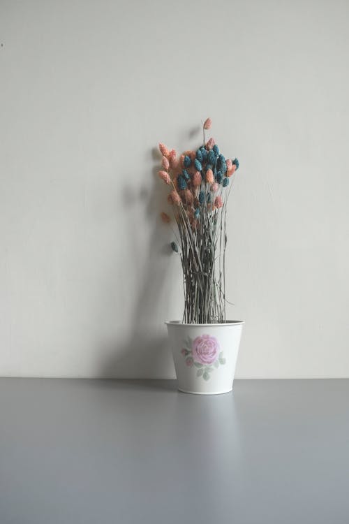 Botões De Flores Rosa E Azuis Em Vaso De Cerâmica