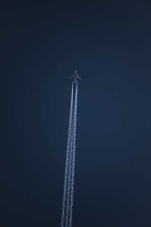 Gratis stockfoto met contrails, hemel, luchtvaart Stockfoto