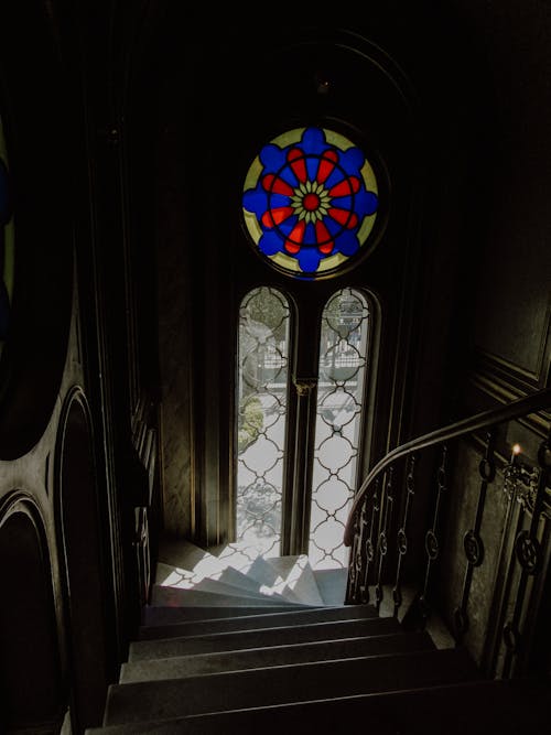 Бесплатное стоковое фото с вертикальный выстрел, витражное стекло, кафедральный собор