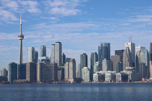 Free A breathtaking view of Toronto's skyline featuring the iconic CN Tower by the waterfront. Stock Photo