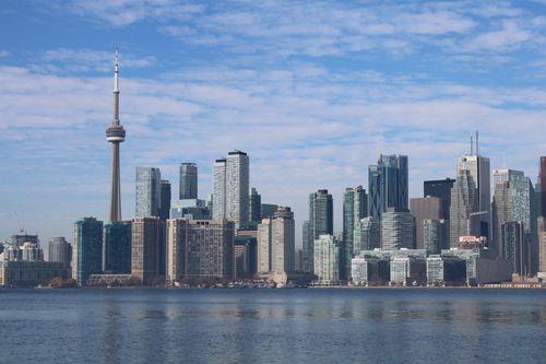 Free Scenic view of Toronto skyline featuring the iconic CN Tower against a clear blue sky. Stock Photo