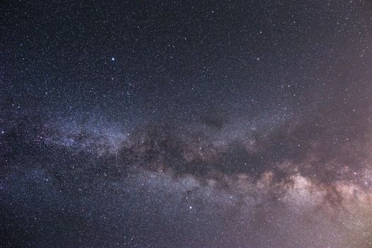 这张银河系图像令人惊叹，展现了广阔而星光熠熠的夜空