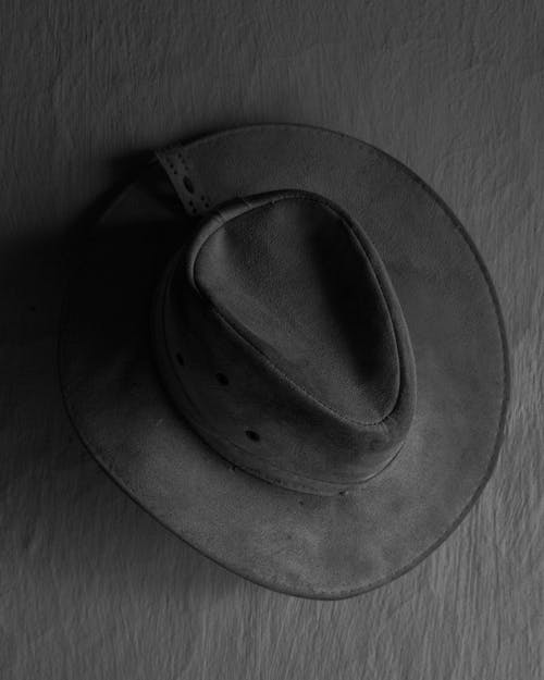 Gratis lagerfoto af Cowboy, gråtoneskala, hat