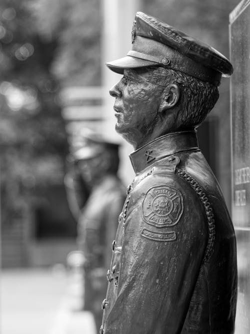 Free Grayscale Photo of Statue Stock Photo