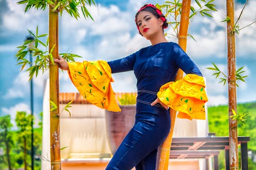 Безкоштовне стокове фото на тему «бамбук, вродлива, латиноамериканська жінка»