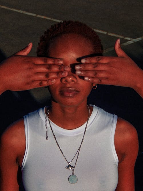 Ingyenes stockfotó afrikai nő, függőleges lövés, kezek témában