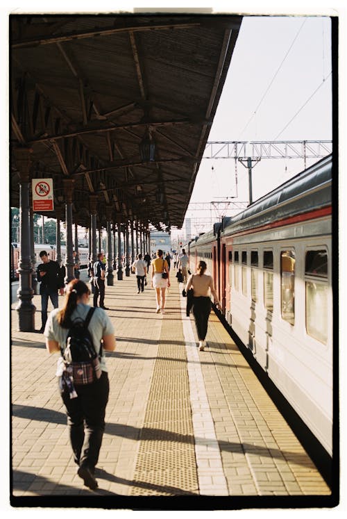 Foto profissional grátis de estação de trem, passageiros, pessoas