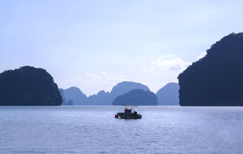 Δωρεάν στοκ φωτογραφιών με phi phi νησί, rocky mountains, βάρκα