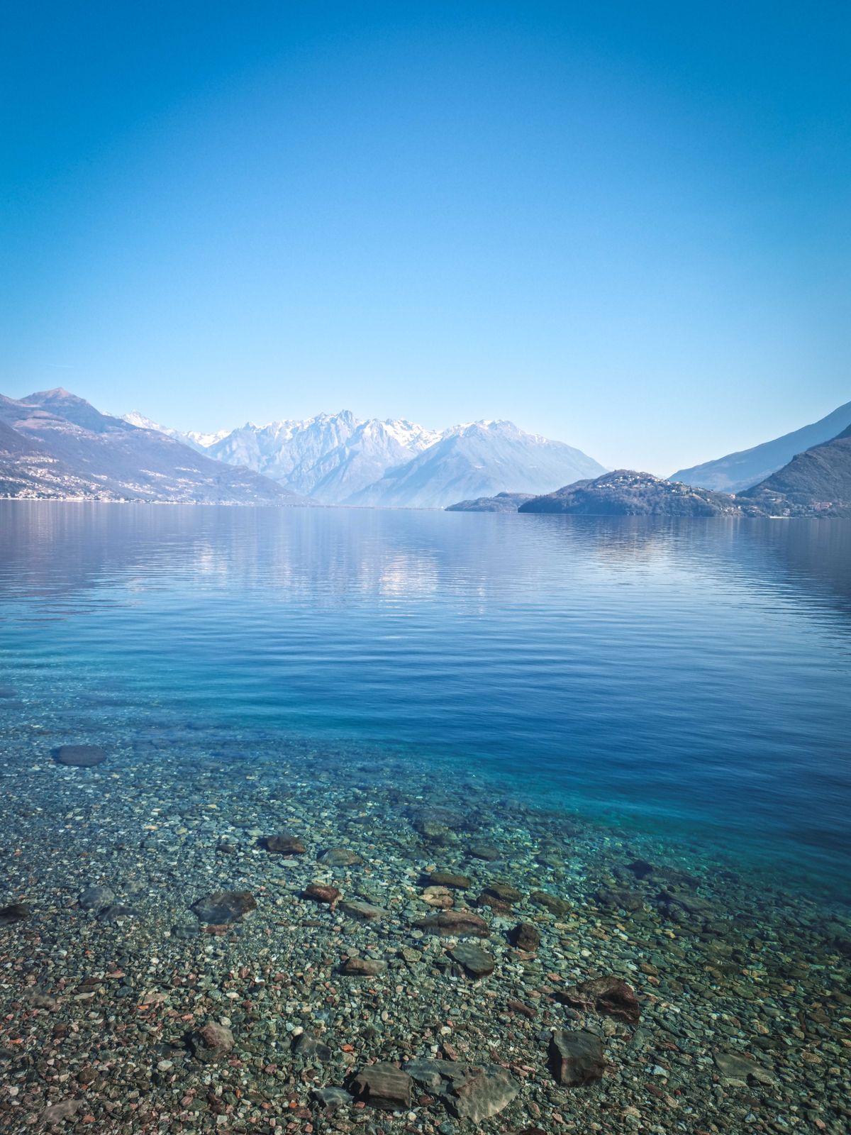 Paysage de lac et montagnes, image d’illustration