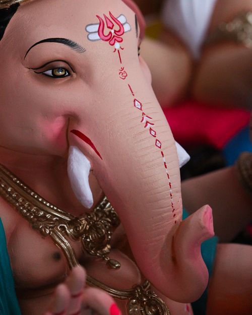 Free Intricate sculpture of Hindu deity Ganesh with decorative details, captured in Nagothane, India. Stock Photo
