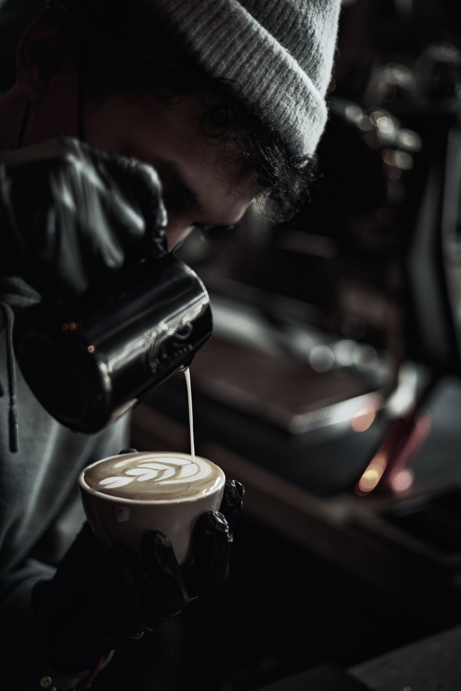 Barista menuang latte art (ilustrasi)