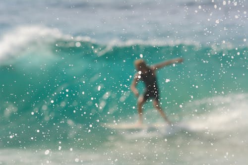 Pessoa Andando De Prancha De Surfe
