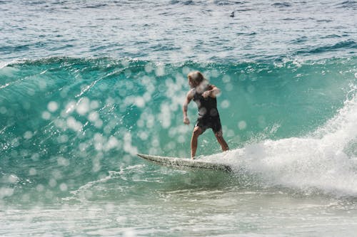 Free Su üzerinde Sörf Yapan Kişi Stock Photo