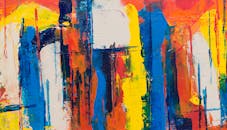 抽象绘画丰富多彩，笔触大胆，并融合了混合媒体纹理