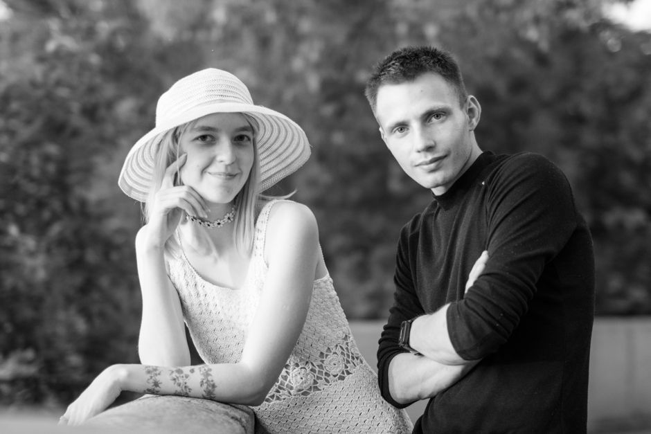 Retrato de casal em f/2.8 com separação de fundo equilibrada e ambos os sujeitos nítidos