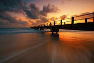 码头在充满活力的日落天空下，令人叹为观止