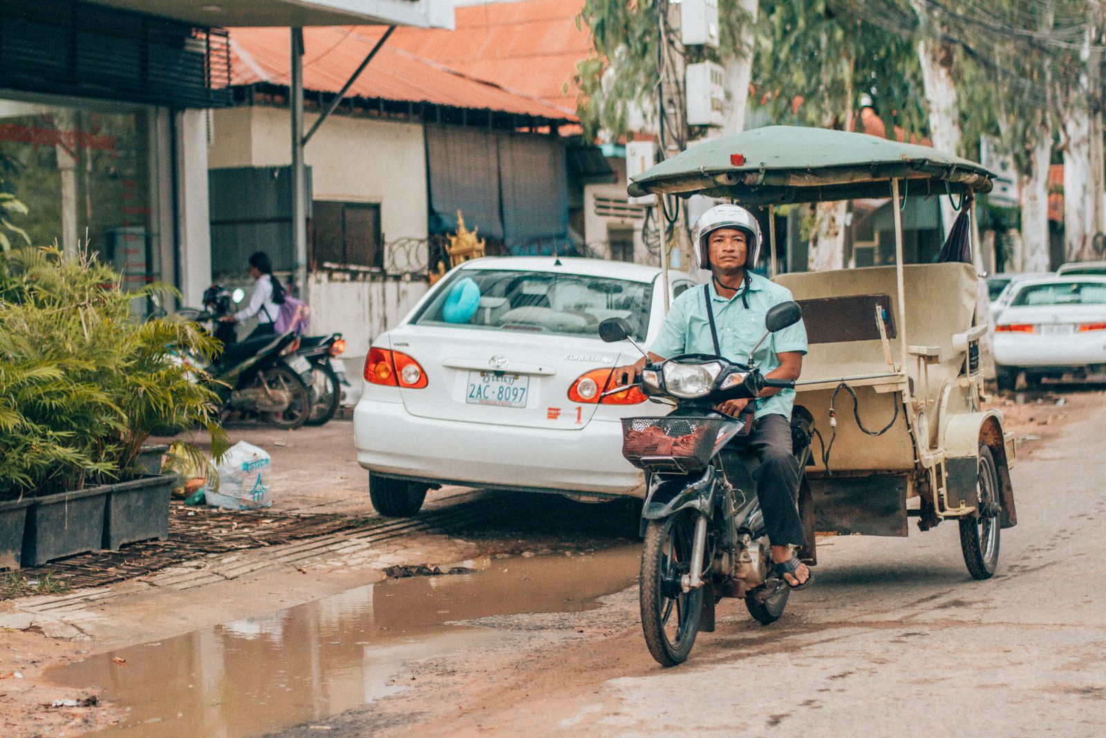Siem Reap or Phnom Penh: Where to Go?