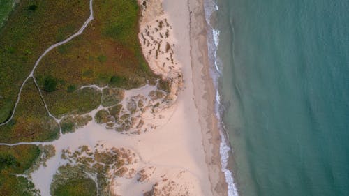 Foto profissional grátis de aerofotografia, litoral, tiro com drone
