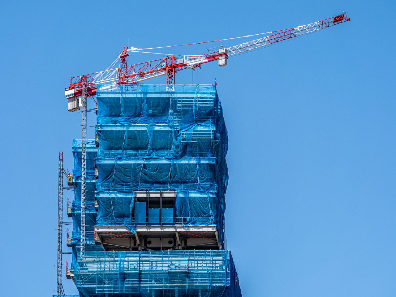 Bouwkraan bij een nieuwbouwproject aan de Costa del Sol