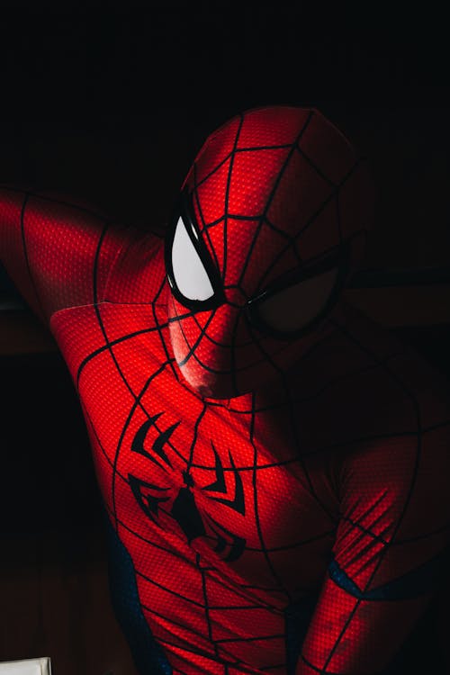 Foto de archivo de una persona libre con disfraz de Spider Man