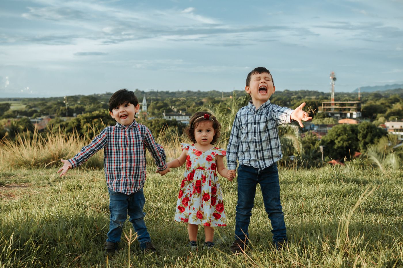 Niños latinoamericanos representando la solución UNI2 Kids