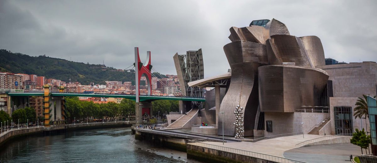 El Museo Guggenheim y el puente Zubizuri, en Bilbao