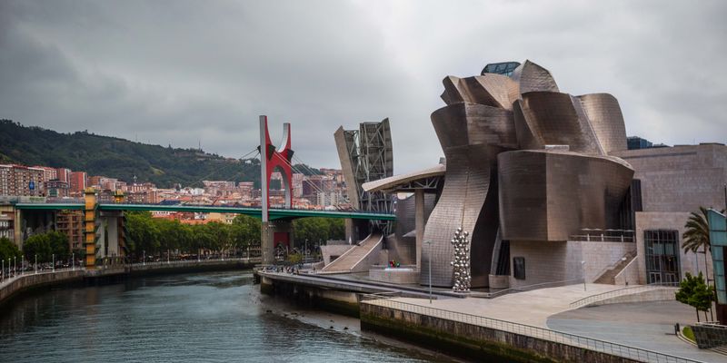 El Museo Guggenheim y el puente Zubizuri, en Bilbao