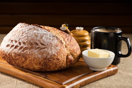 Darmowe zdjęcie z galerii z cappuccino, chleb, drewniana taca