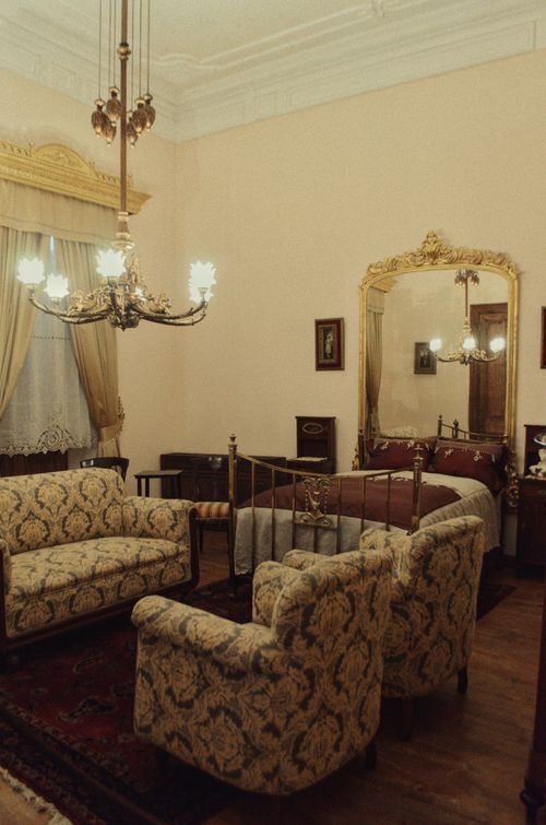 Free Luxurious vintage bedroom with elegant furniture and chandelier in İzmir, Turkey. Stock Photo