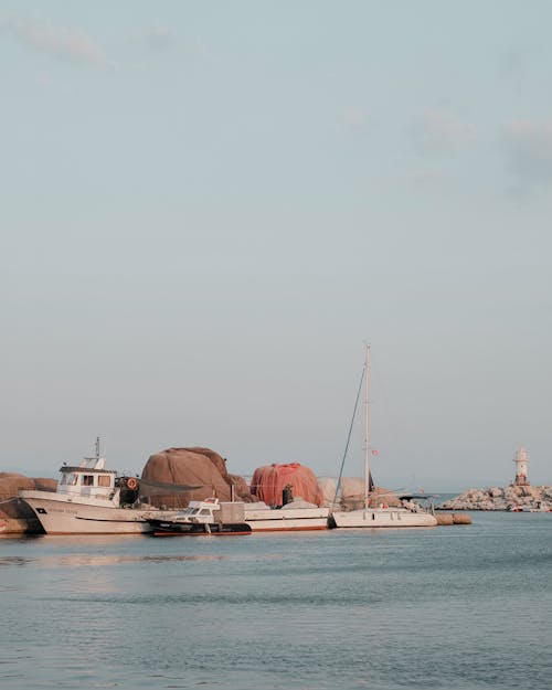 Darmowe zdjęcie z galerii z błękitne niebo, łodzie, obszar portowy