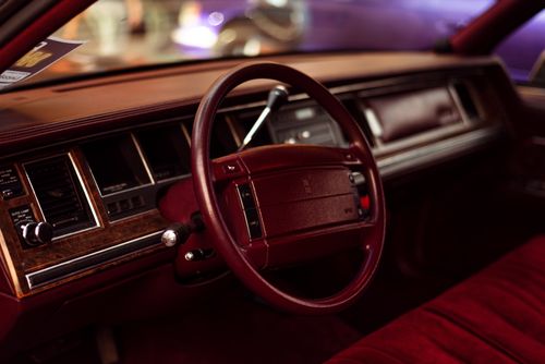 Free Explore this vintage car's luxurious interior, featuring a classic dashboard and premium steering wheel design. Stock Photo