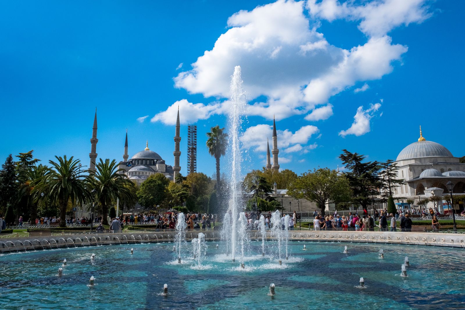 La Mezquita Azul de Estambul con sus seis minaretes, vista desde los jardines de Sultanahmet con una fuente en primer plano.
