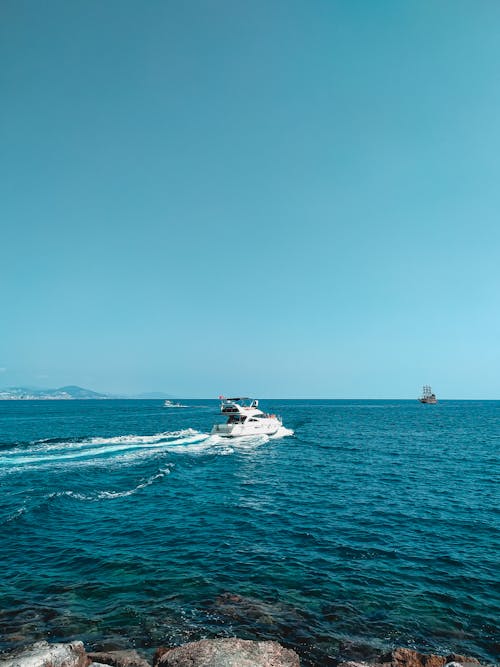 Immagine gratuita di chiaro cielo blu, mare, oceano