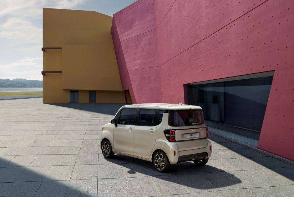 Wuling Bingo: MPV điện 7 chỗ giá 499 triệu, sạc 30 phút 1 Ngoại thất xe Wuling Grango lăn bánh trên đường