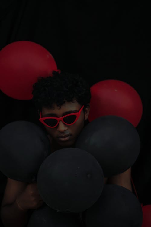 Darmowe zdjęcie z galerii z balony, czarne tło, czerwone okulary