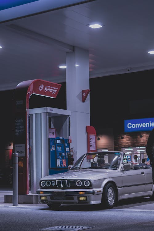 araba, bağbozumu, benzin istasyonu içeren Ücretsiz stok fotoğraf