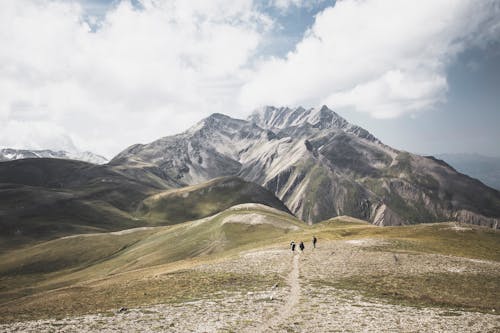 Foto De Montaña Verde Y Marrón Bajo Cielo Blanco Nublado