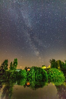 俄罗斯宁静湖泊上空，银河系映照着夜空的星星，景色令人惊叹