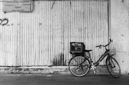 Darmowe zdjęcie z galerii z czarno-biały, fotografia uliczna, fotografia w skali szarości