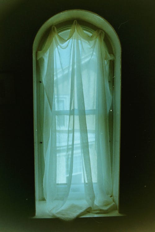 Darmowe zdjęcie z galerii z białe zasłony, ciemny, okna