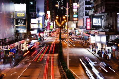Free Captivating long exposure of bustling Hong Kong street at night, showcasing dynamic city lights and urban life. Stock Photo